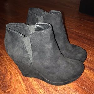 X-appeal black wedges, size 6.5.